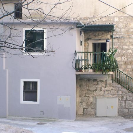 Apartments With A Parking Space Omis - 4327 المظهر الخارجي الصورة