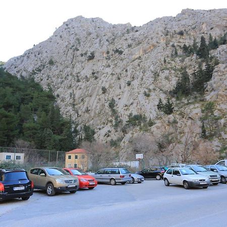 Apartments With A Parking Space Omis - 4327 المظهر الخارجي الصورة