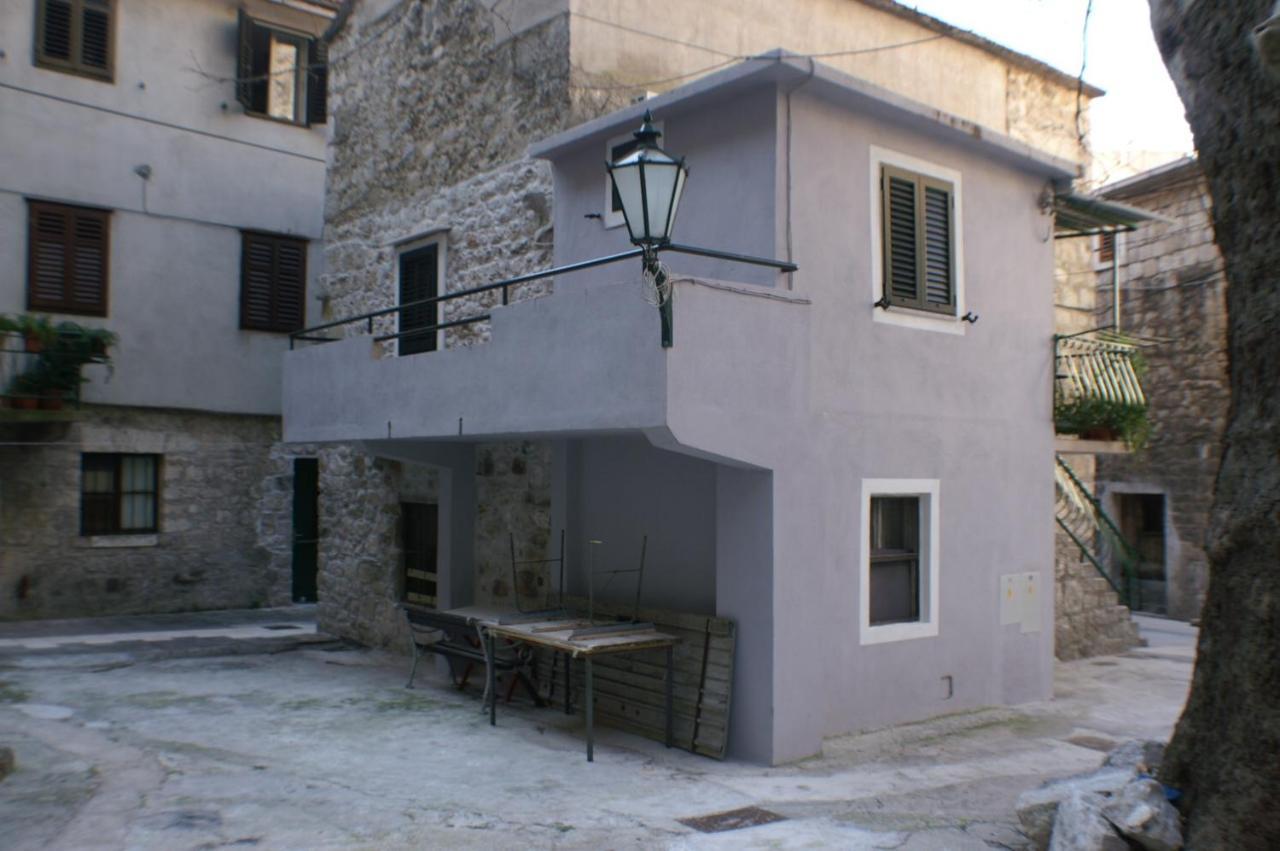 Apartments With A Parking Space Omis - 4327 المظهر الخارجي الصورة