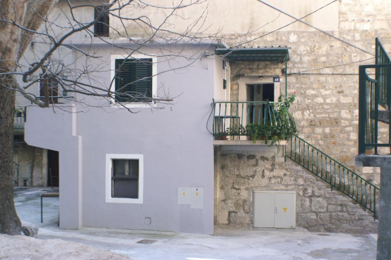 Apartments With A Parking Space Omis - 4327 المظهر الخارجي الصورة