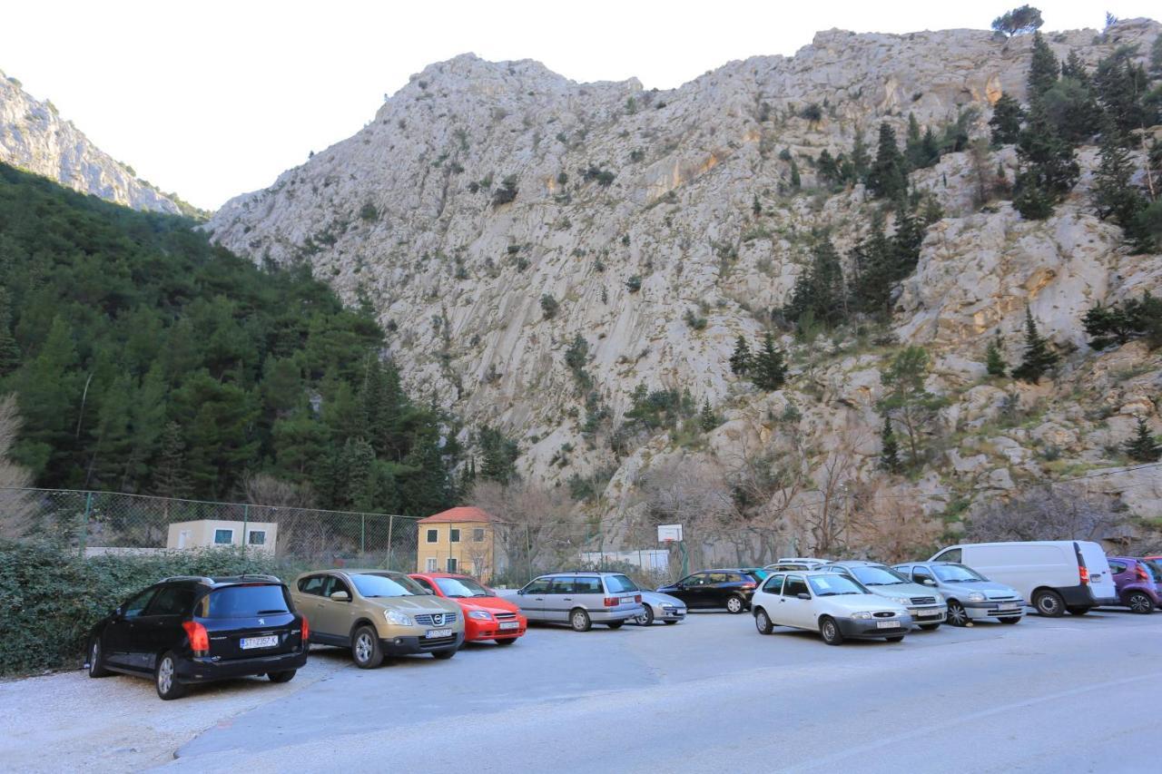 Apartments With A Parking Space Omis - 4327 المظهر الخارجي الصورة