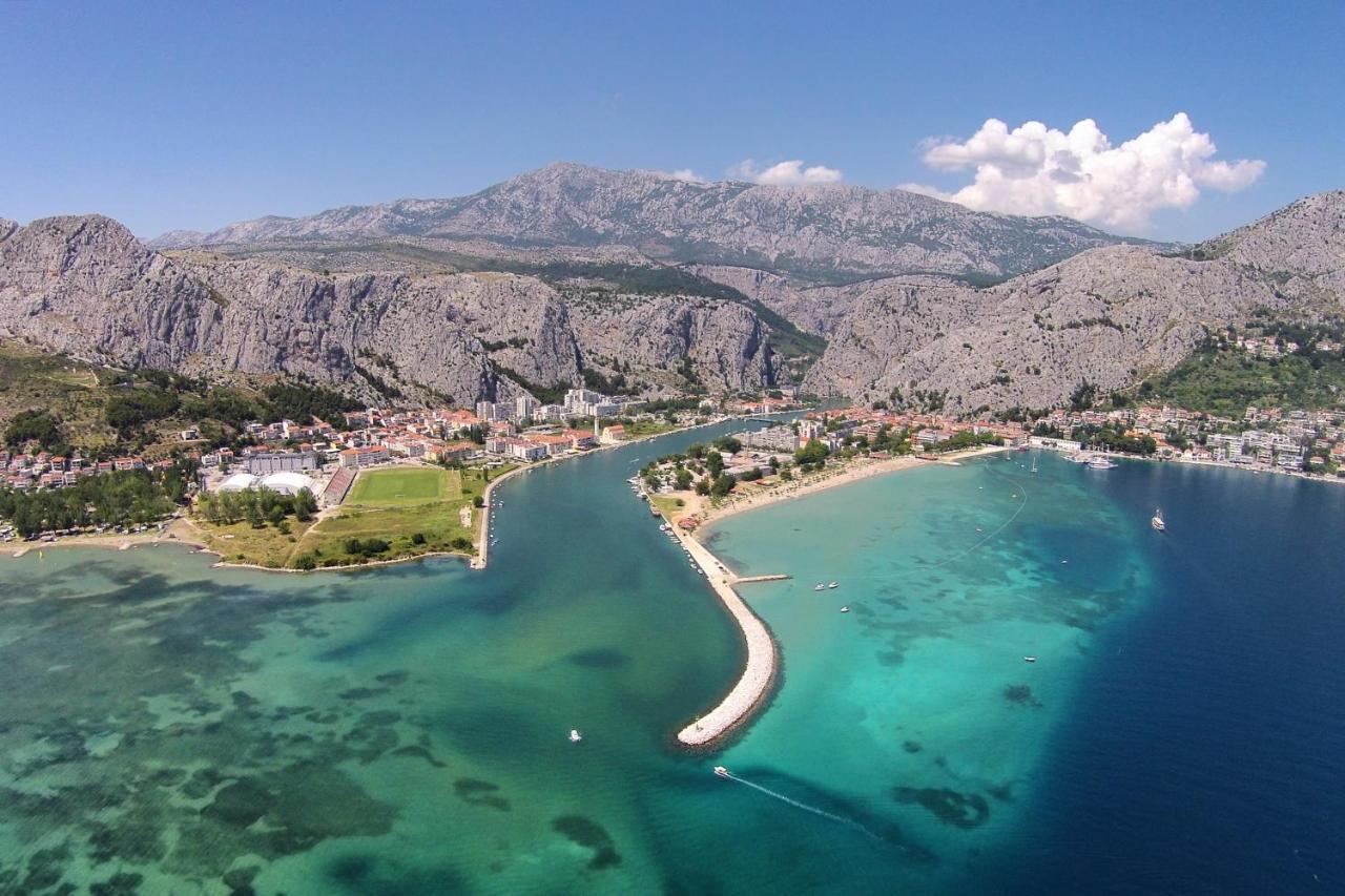 Apartments With A Parking Space Omis - 4327 المظهر الخارجي الصورة