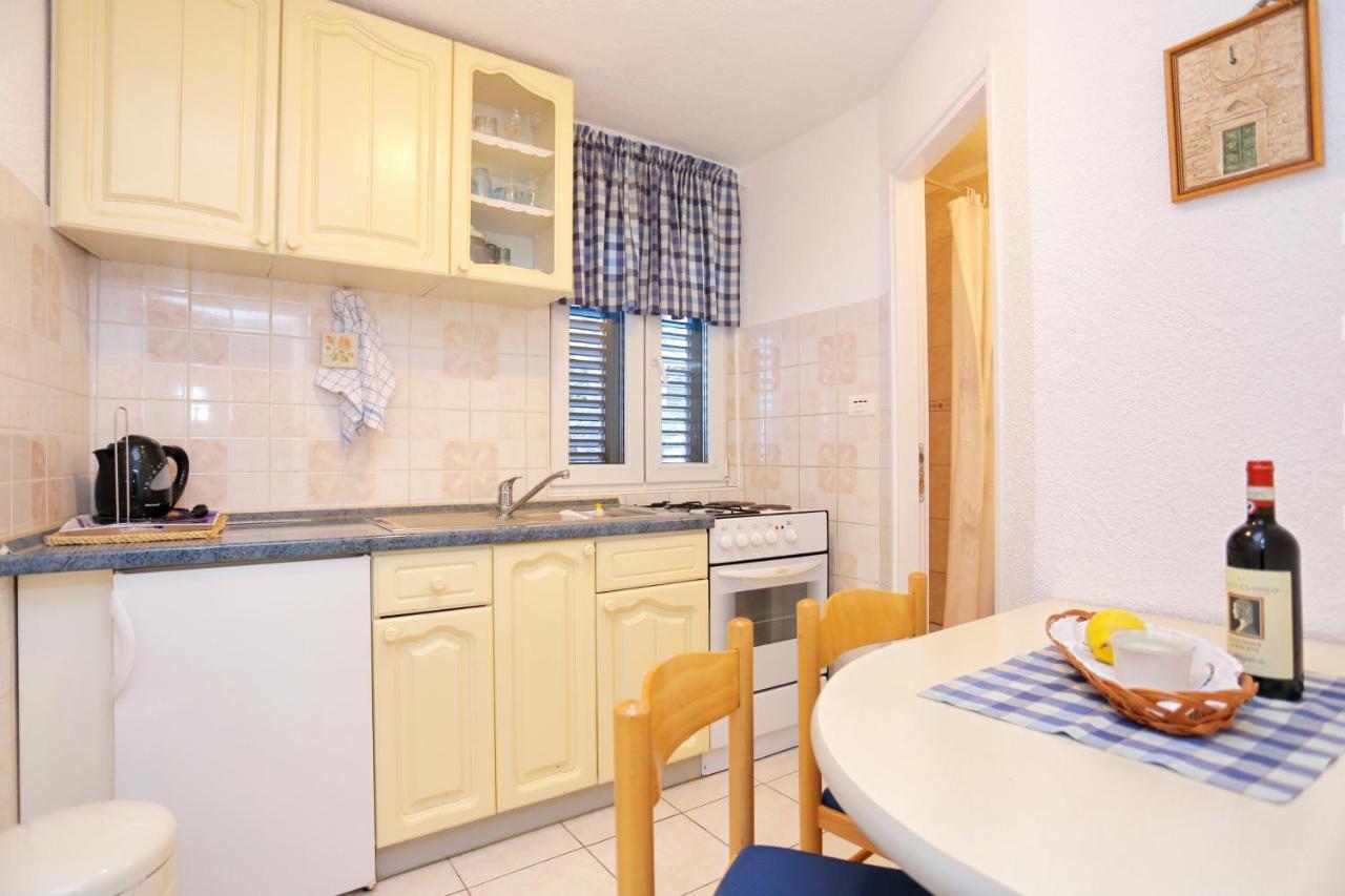 Apartments With A Parking Space Omis - 4327 المظهر الخارجي الصورة