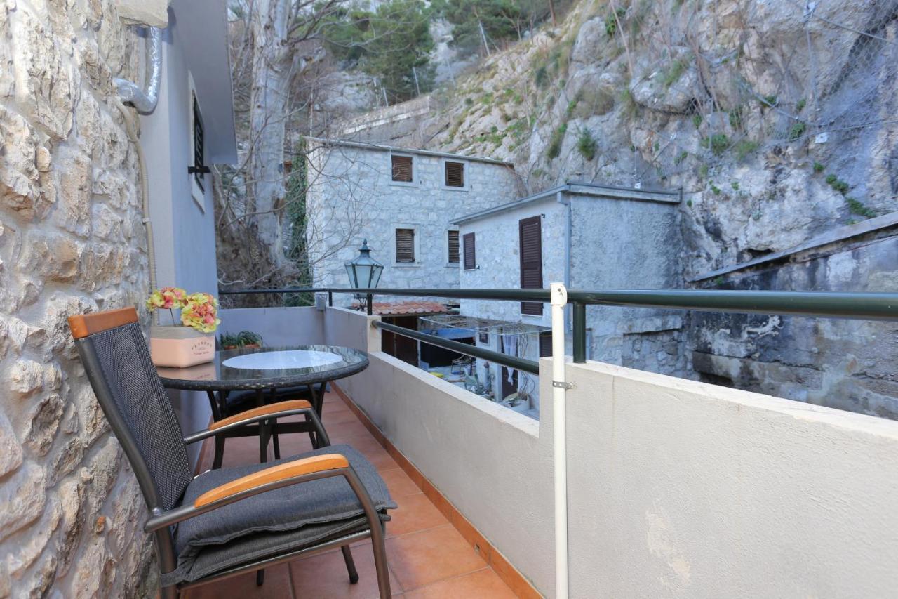 Apartments With A Parking Space Omis - 4327 المظهر الخارجي الصورة