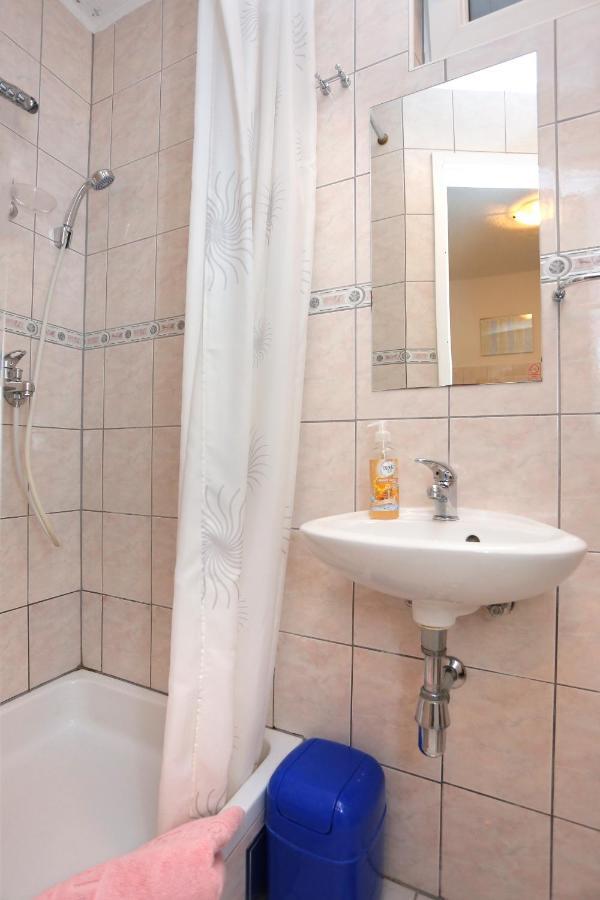 Apartments With A Parking Space Omis - 4327 المظهر الخارجي الصورة